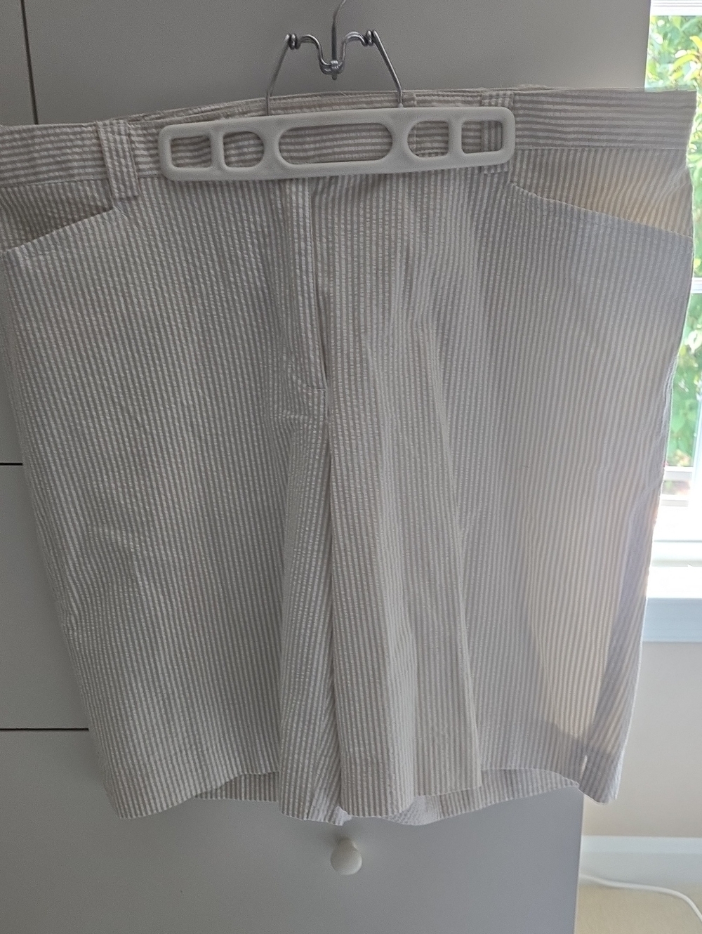 LizGolf Women's Seersucker Vertical Stripe Shorts - Cream & White - size 14